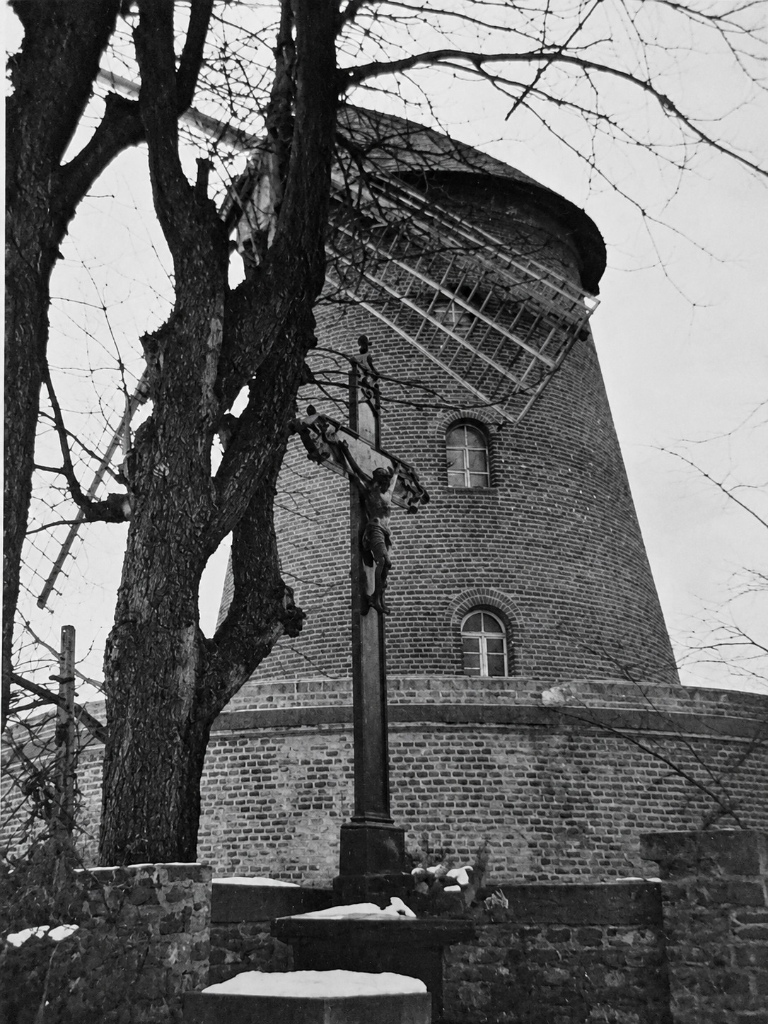 Die Büsdorfer Windmühle und das Kreuz von 1843
