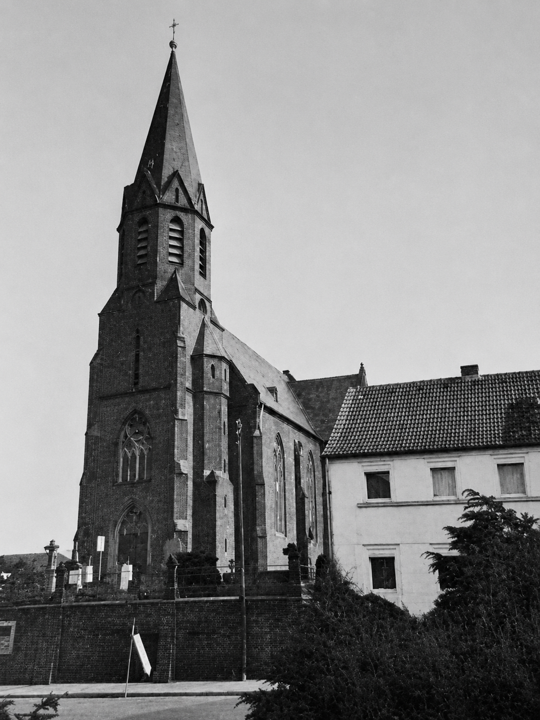 Die Büsdorfer Kirche, erbaut 1894/95