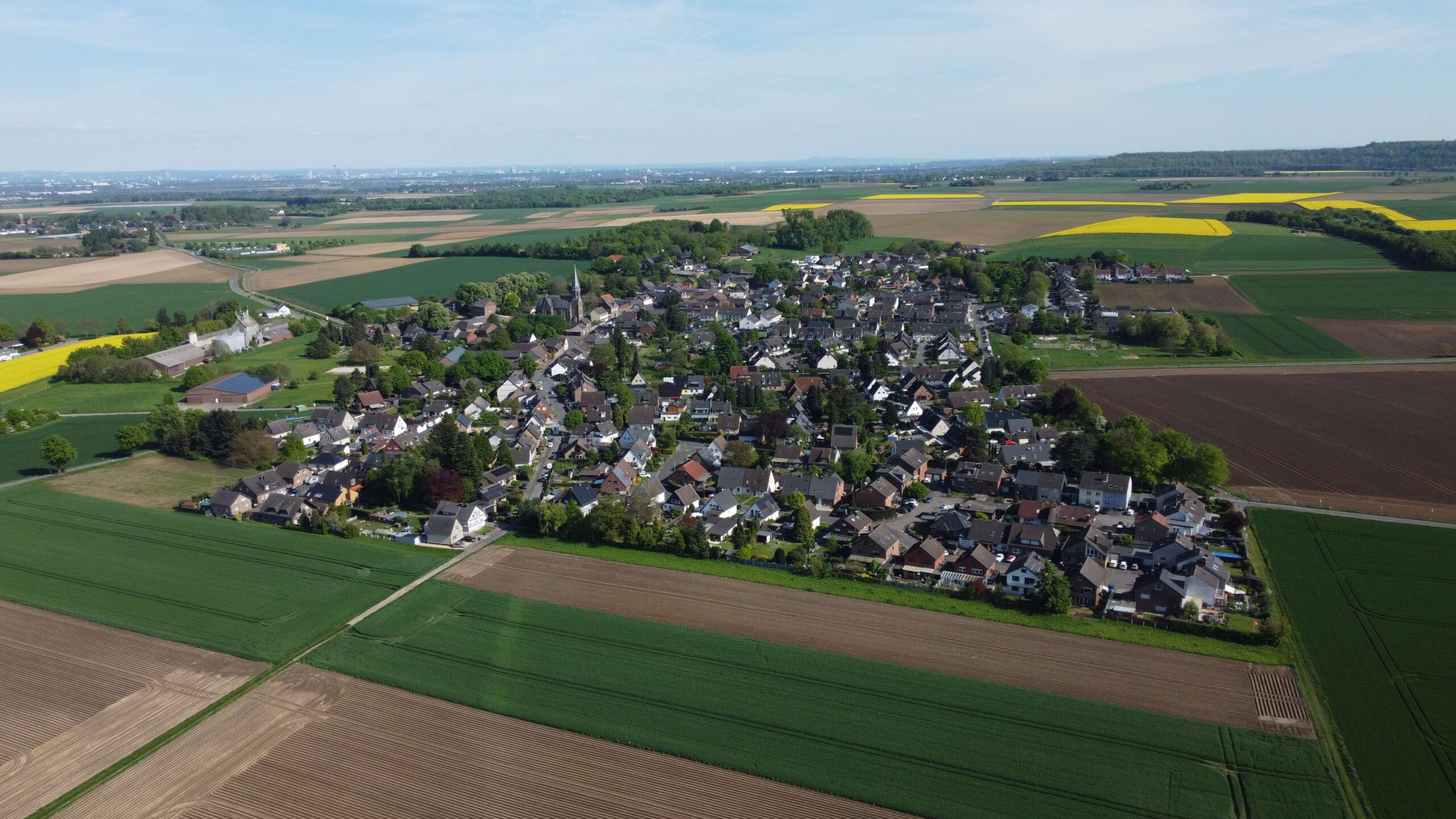 Büsdorf aus der Luft: Kirche, Dorfkern und Felder